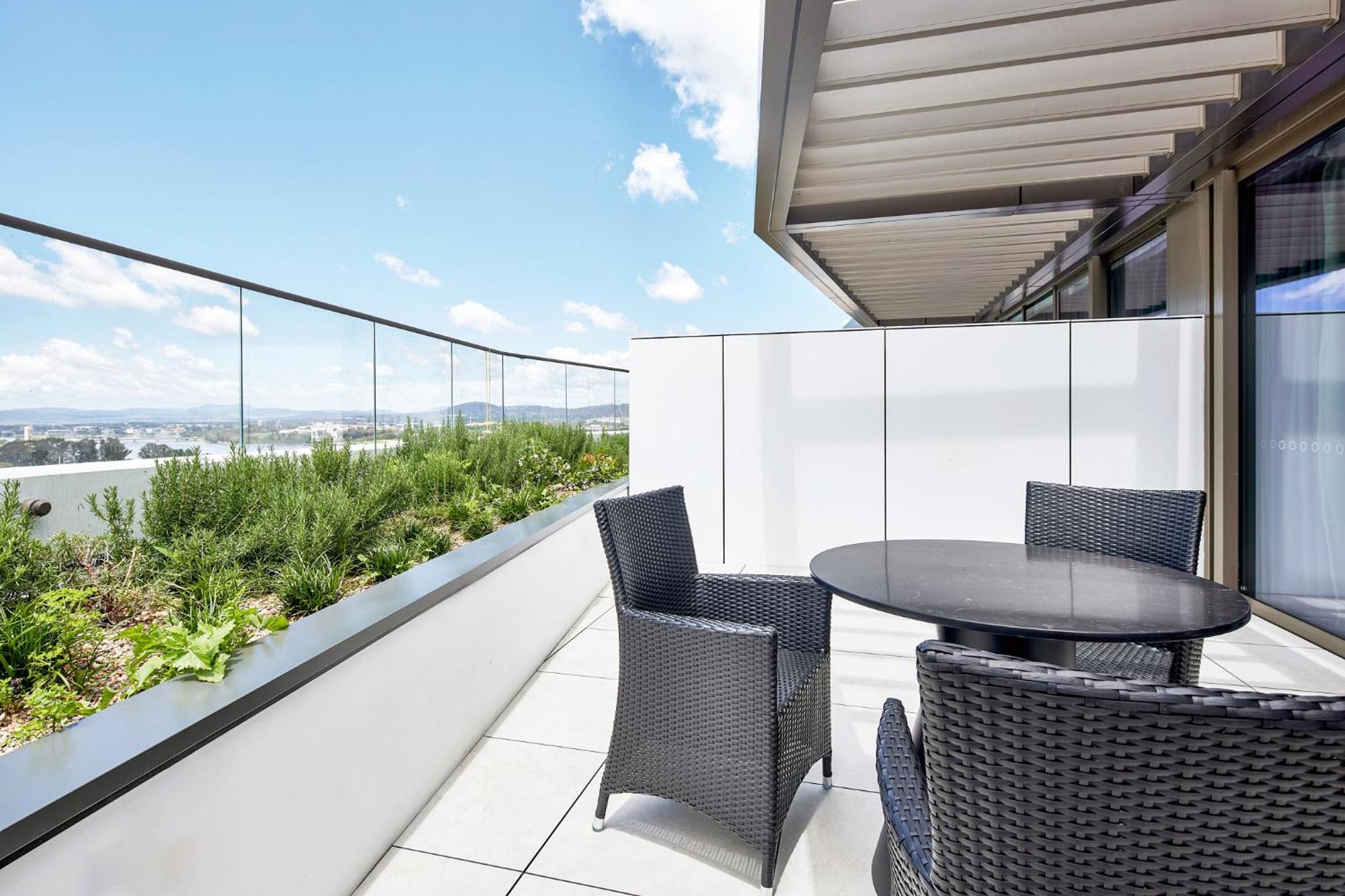 Meriton Suites Canberra Luaran gambar A balcony