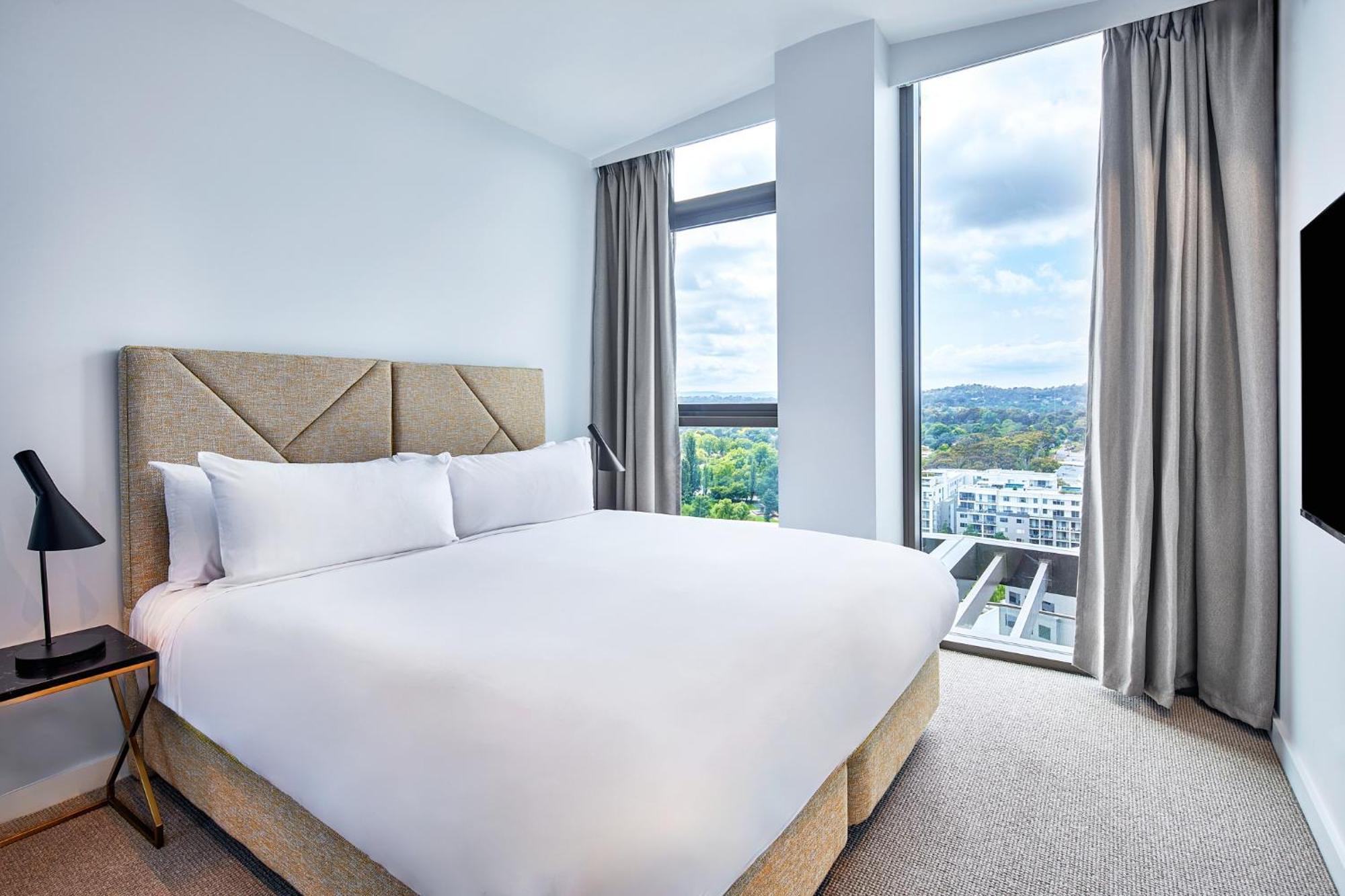 Meriton Suites Canberra Luaran gambar A bedroom at the hotel
