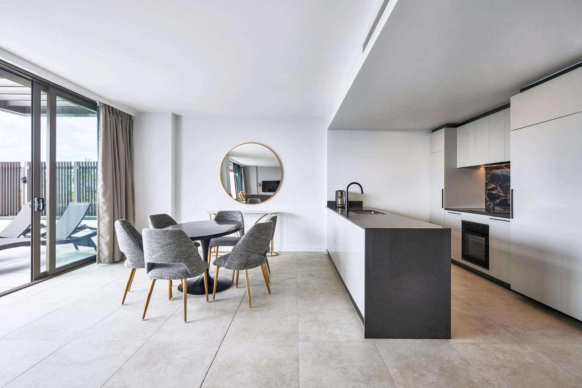 Meriton Suites Canberra Luaran gambar The kitchen and dining area of a typical apartment