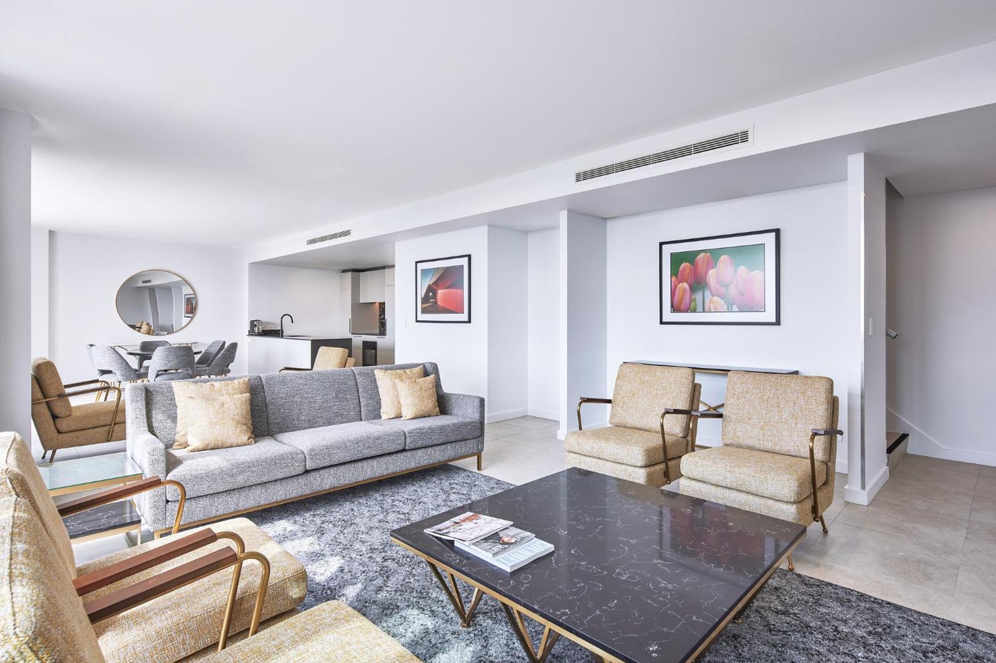 Meriton Suites Canberra Luaran gambar The interior of a suite at the hotel