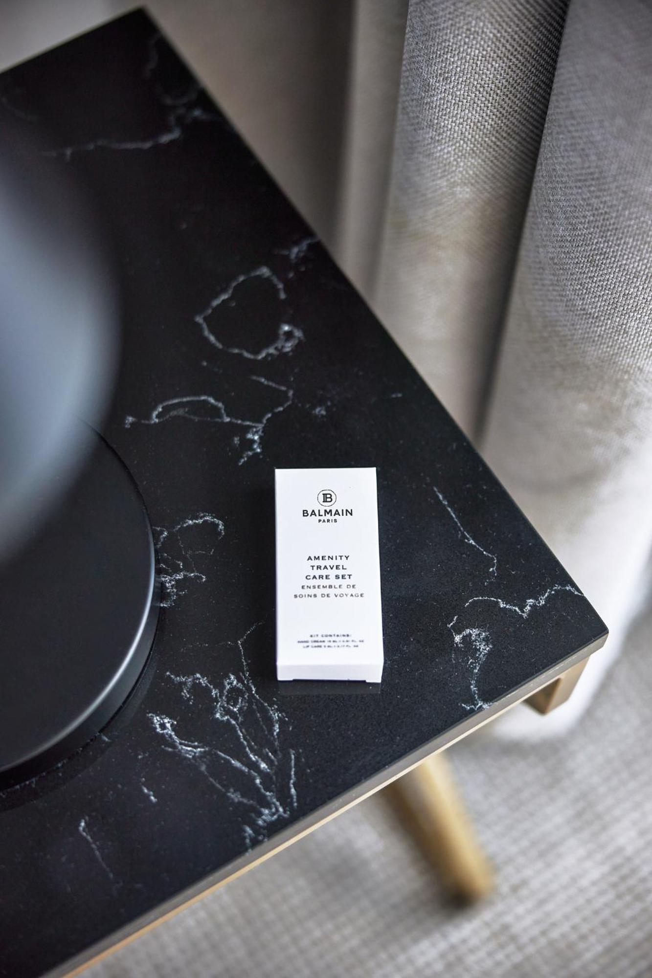 Meriton Suites Canberra Luaran gambar Balmain Hair Couture