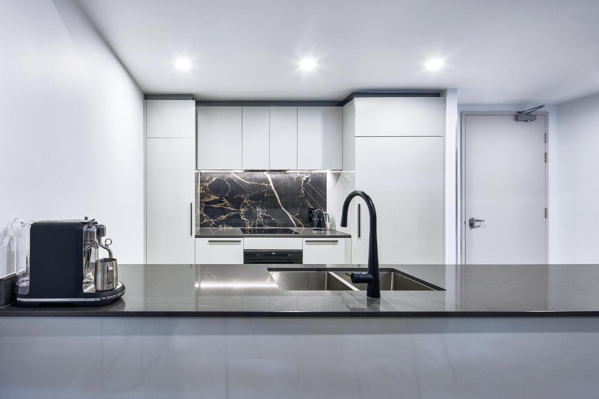 Meriton Suites Canberra Luaran gambar A kitchen