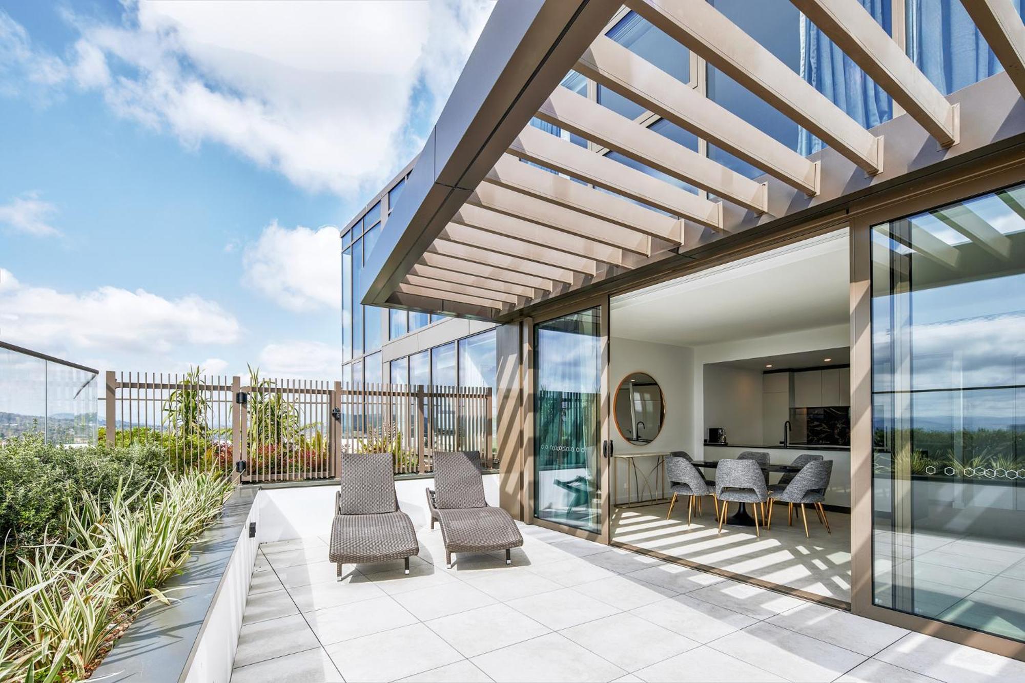 Meriton Suites Canberra Luaran gambar The rooftop terrace