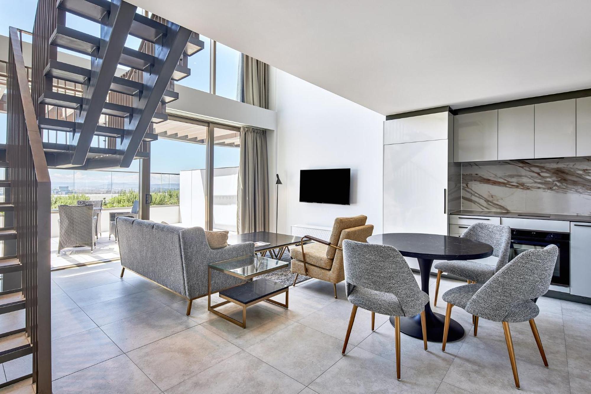 Meriton Suites Canberra Luaran gambar A living room at the hotel