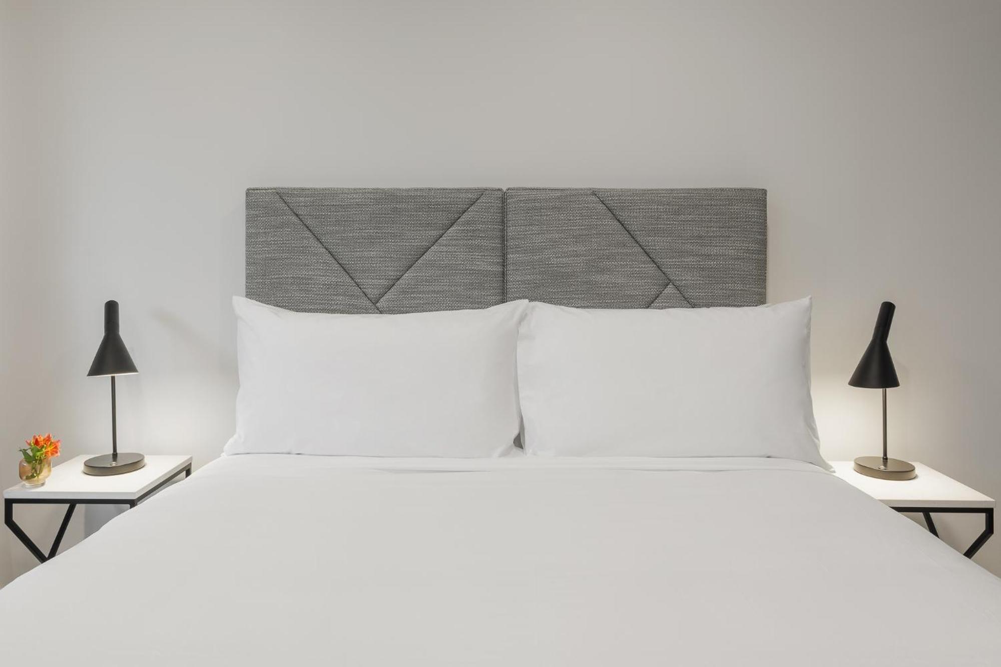 Meriton Suites Canberra Luaran gambar A bed with a headboard