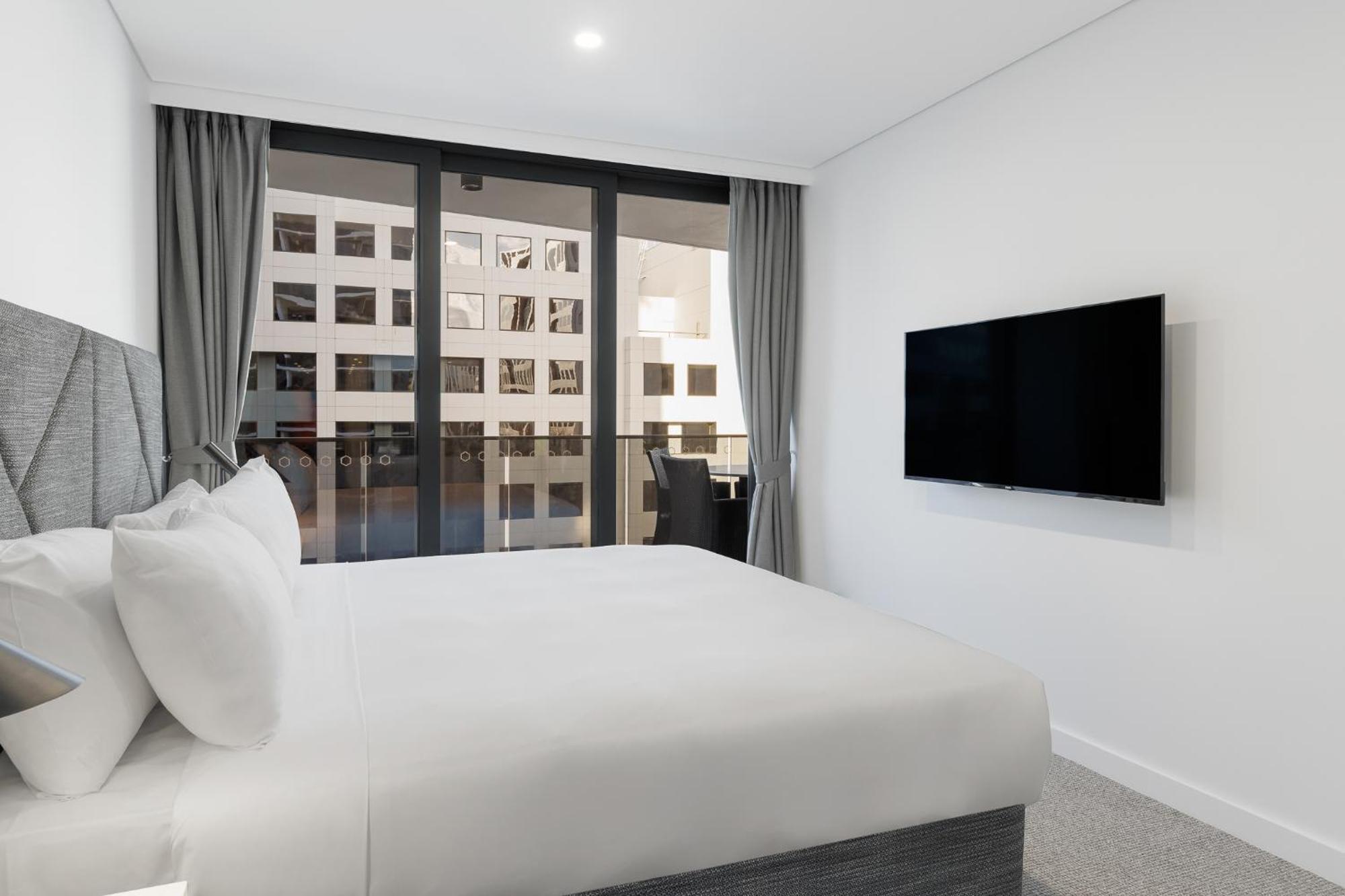 Meriton Suites Canberra Luaran gambar A bedroom at the hotel