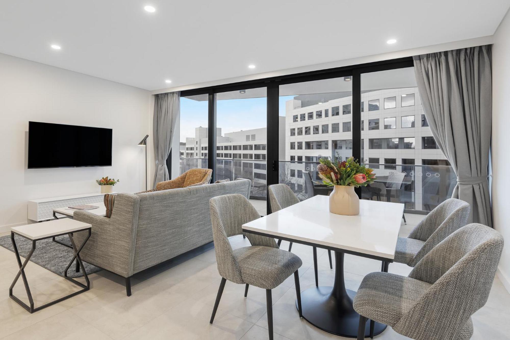 Meriton Suites Canberra Luaran gambar The interior of a typical apartment