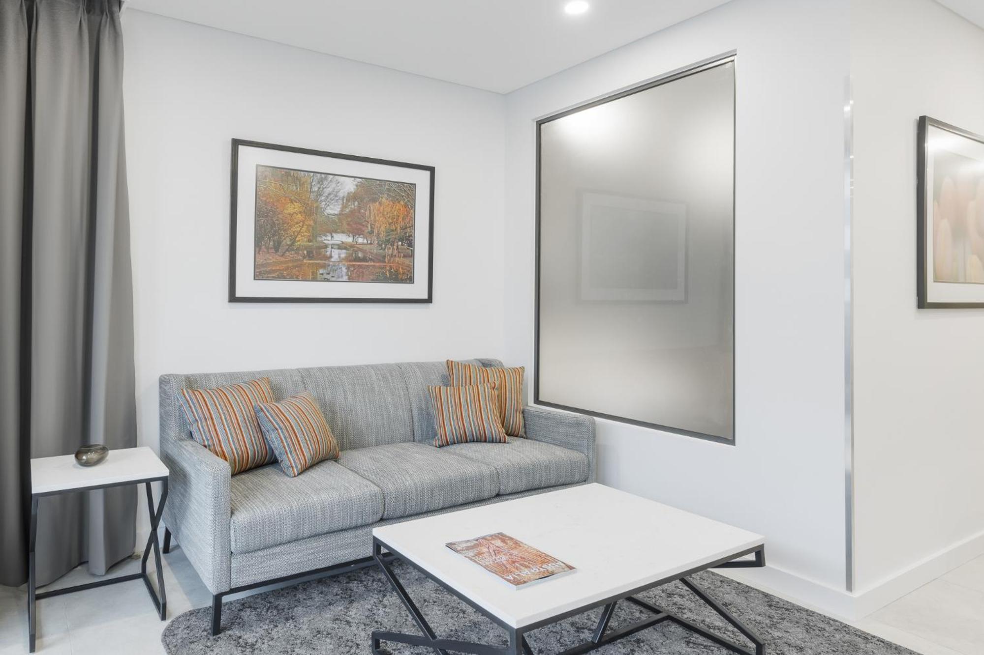 Meriton Suites Canberra Luaran gambar A living room with a sofa