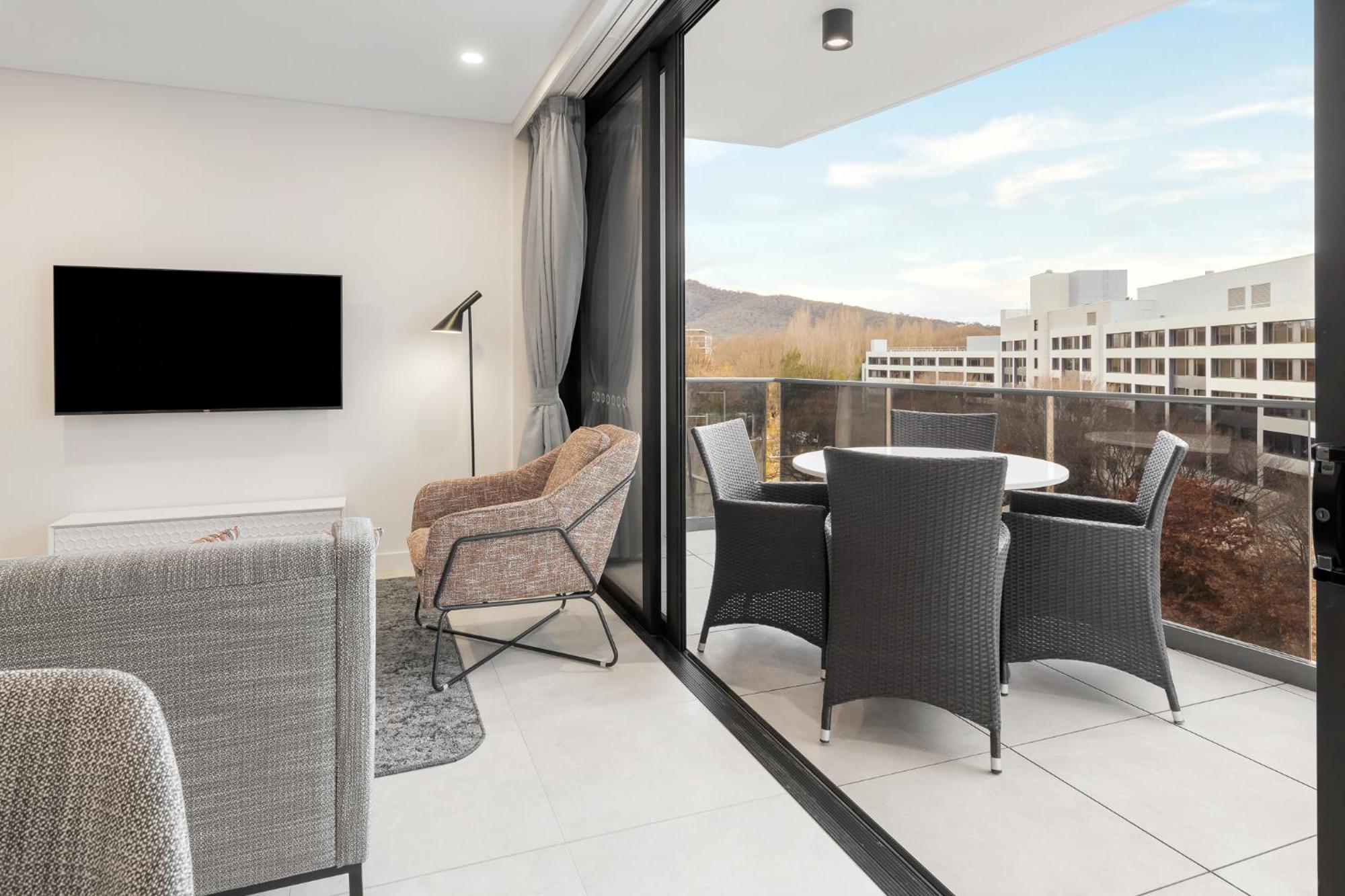 Meriton Suites Canberra Luaran gambar The interior of a typical apartment at the complex