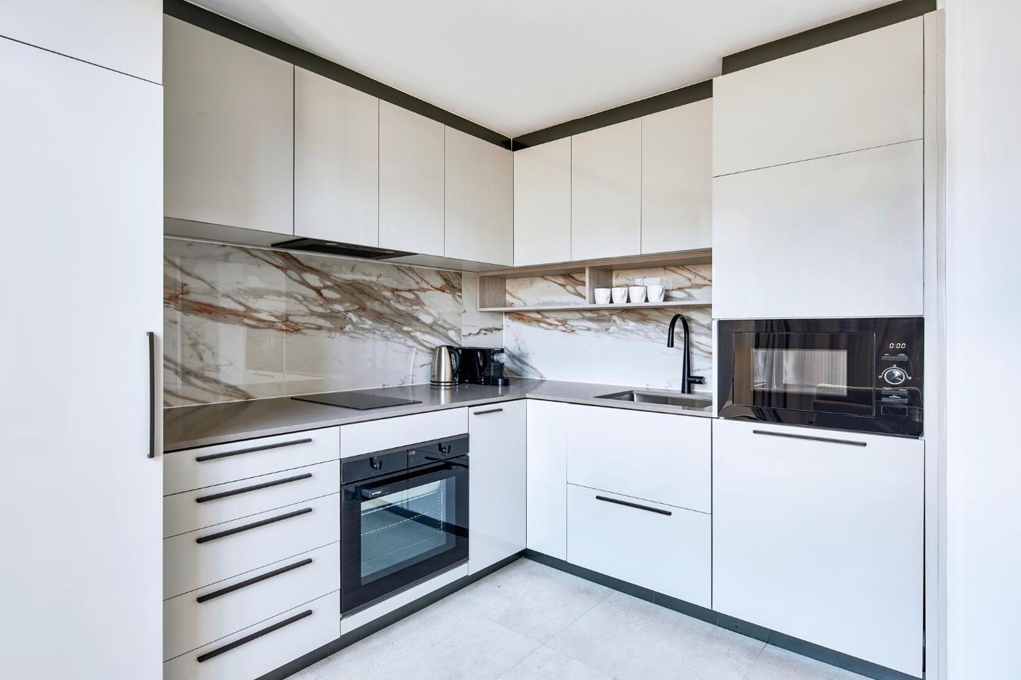 Meriton Suites Canberra Luaran gambar A modern kitchen