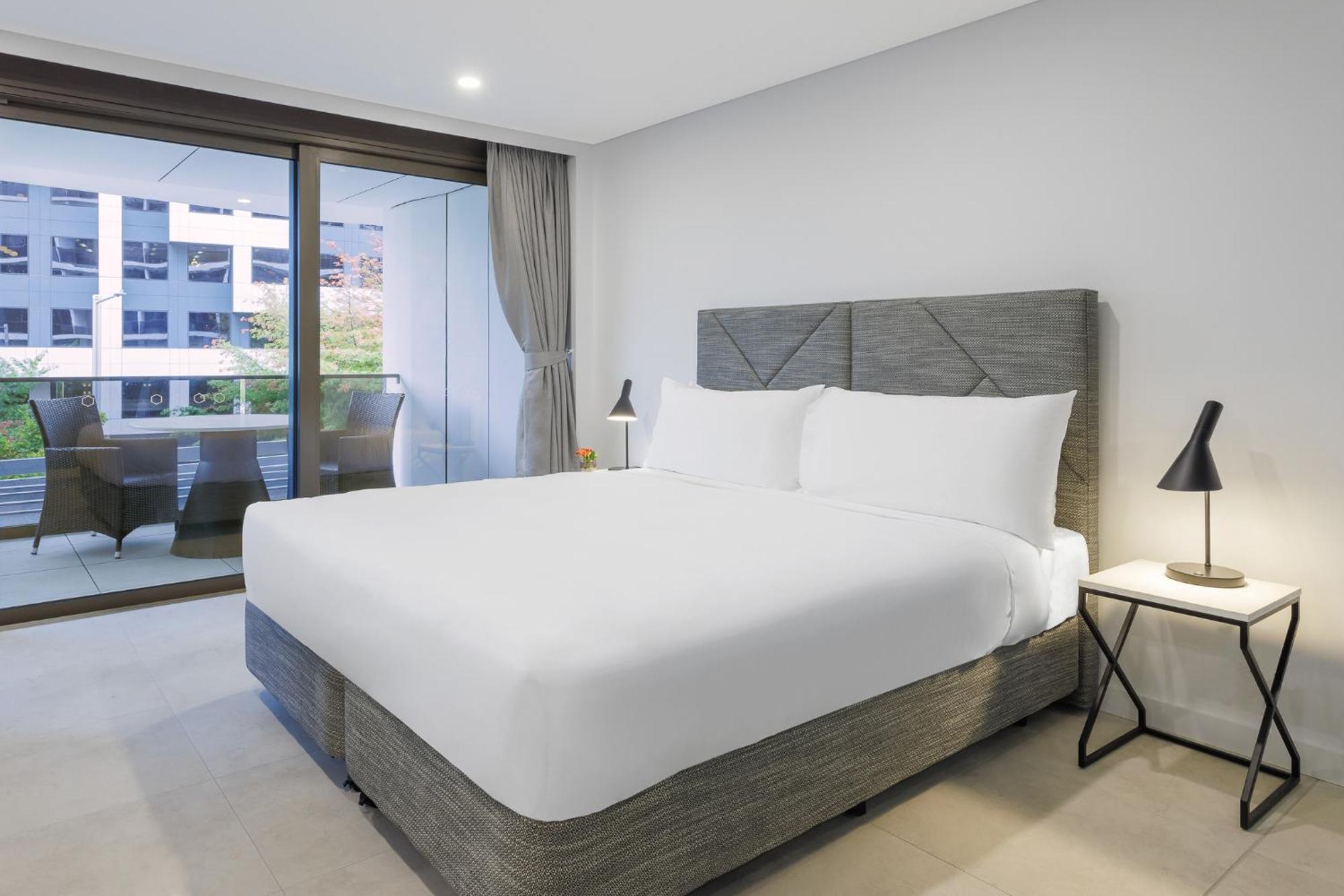 Meriton Suites Canberra Luaran gambar A bed with a mattress
