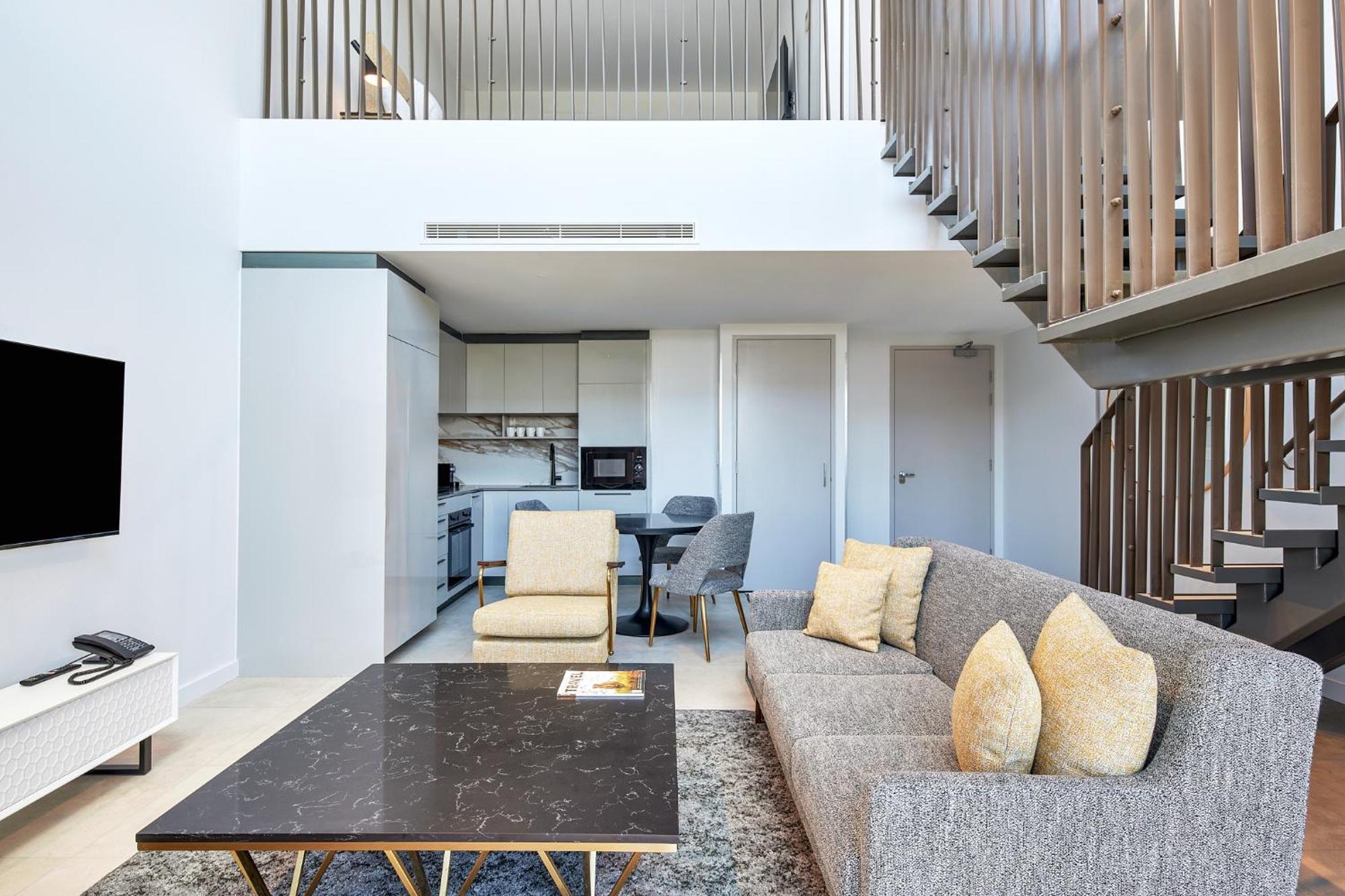 Meriton Suites Canberra Luaran gambar The interior of a duplex apartment