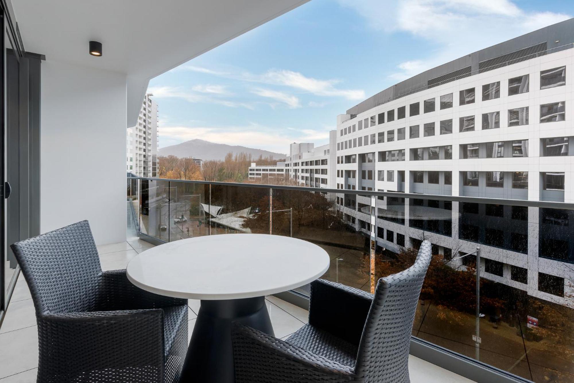 Meriton Suites Canberra Luaran gambar Balcony